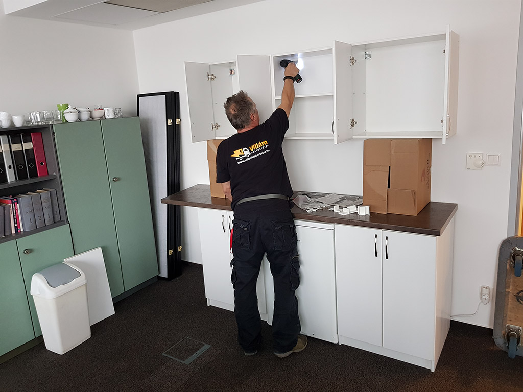 Montage eines Wandschranks